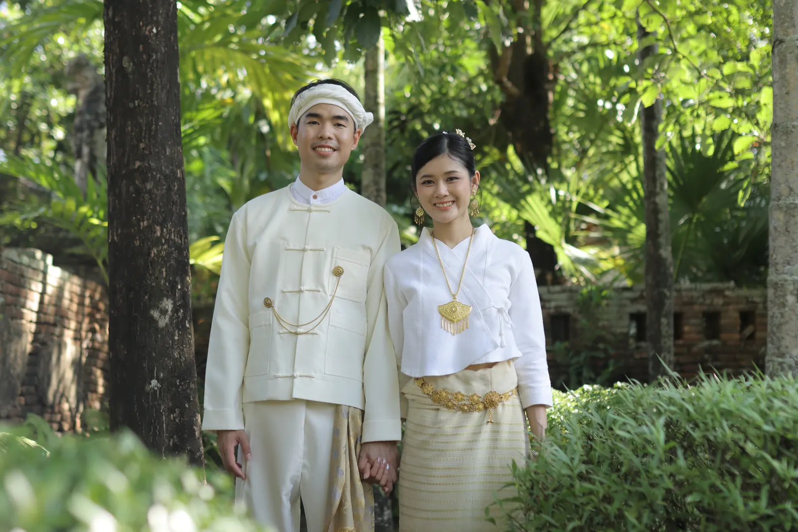 ธนดลและดาริกาในชุดล้านนาสีขาวงาช้างและทอง